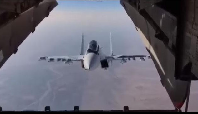 (VIDEO) PUTINOVI PILOTI POKAZALI ZAŠTO IM AMERI NISU NI DO KOLENA: Su-30 proverava u vazduhu tovar u Iljušinu!